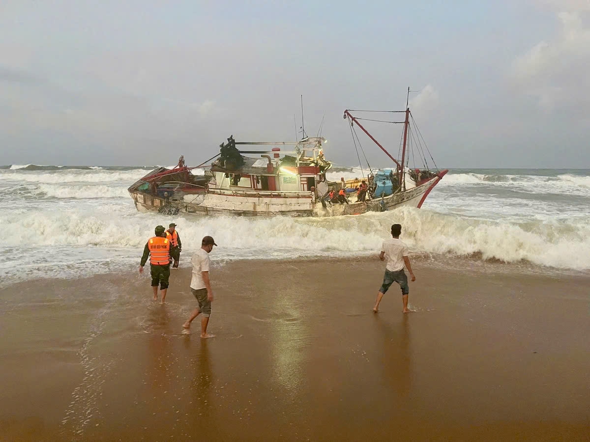 Taiwanese fishing boat drifts ashore in Phu Yen, 4 crew members rescued